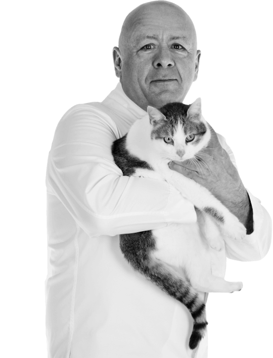 Le chef cuisinier Thierry Marx avec un chat
